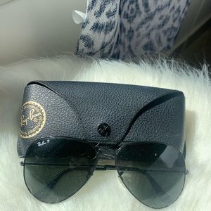 Black polarized Rayban aviators